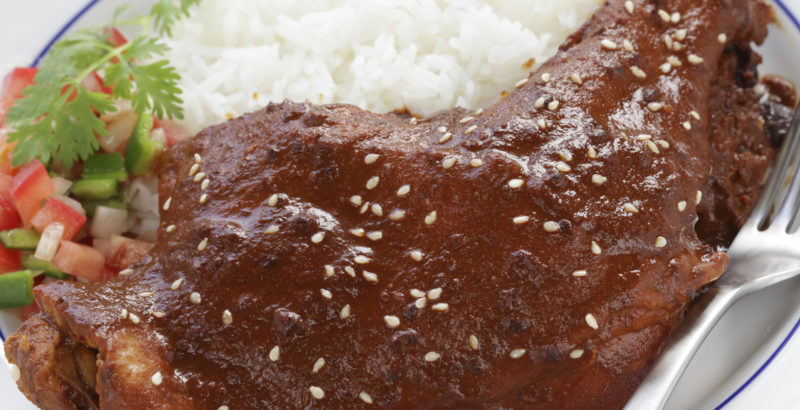 POLLO CON MOLE ROGELIO BUENO