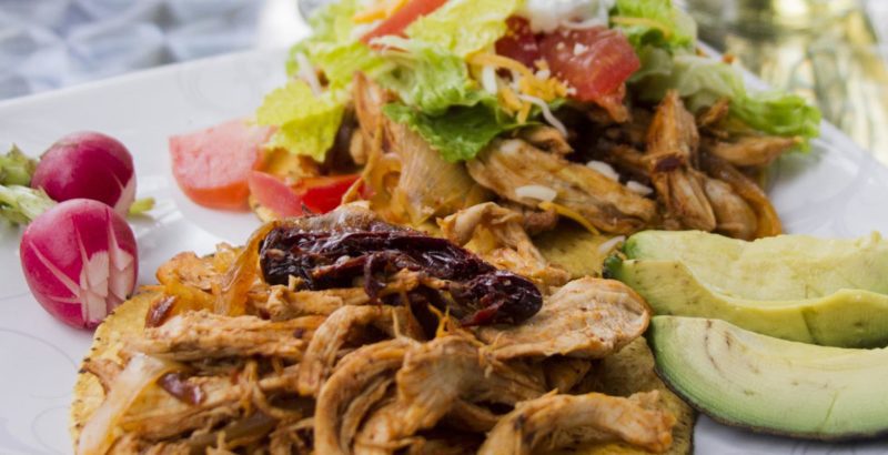 TOSTADA RASPADA CON CARNE DESHEBRADA
