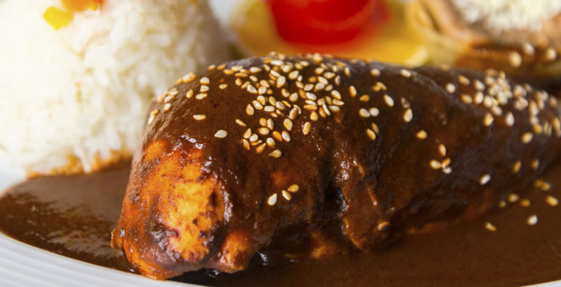 PAPAS CON POLLO EN MOLE ROJO TELOLOAPAN